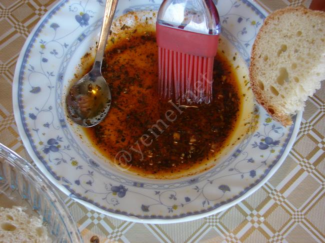 Zeytinyağlı Çeşnili Fırında Ekmek Dilimleri - Yapılışı (6/12) 