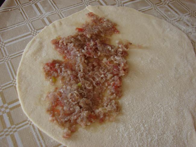 Çiğ Börek - Yapılışı (9/20) 