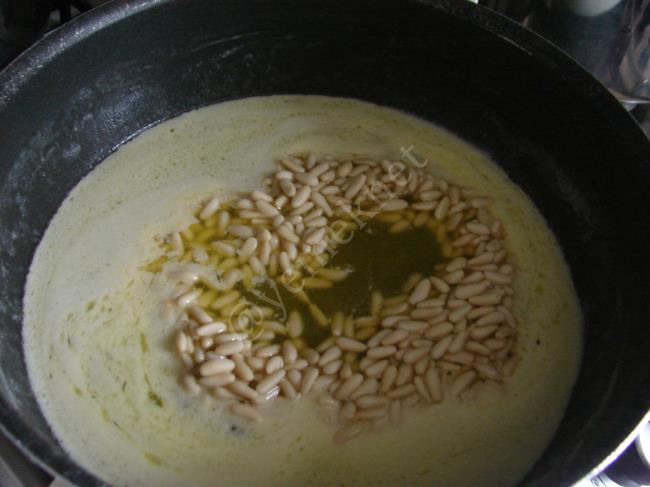 Fıstıklı Un Helvası - Yapılışı (3/12) 