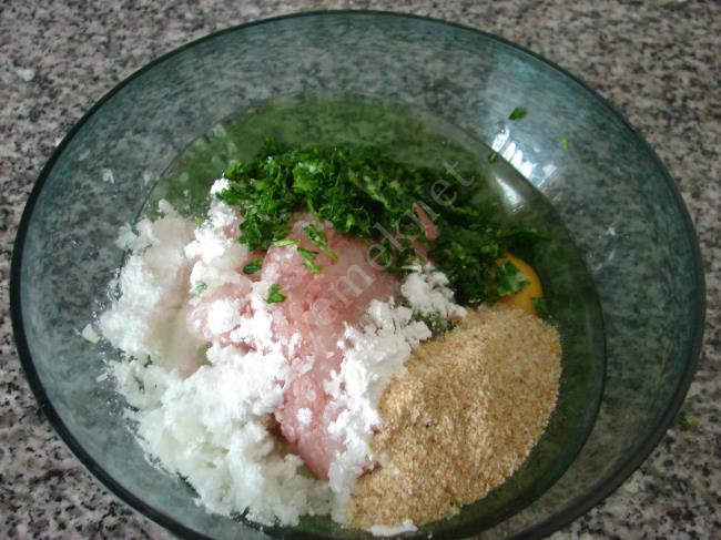Dip Soslu Tavuk Köftesi - Yapılışı (3/12) 