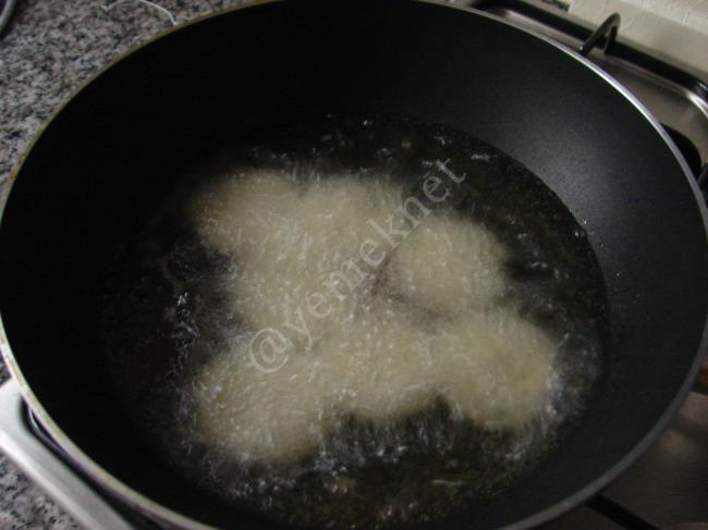 Dip Soslu Tavuk Köftesi - Yapılışı (7/12) 