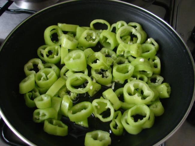 Domatesli Biber Kavurması - Yapılışı (2/8) 