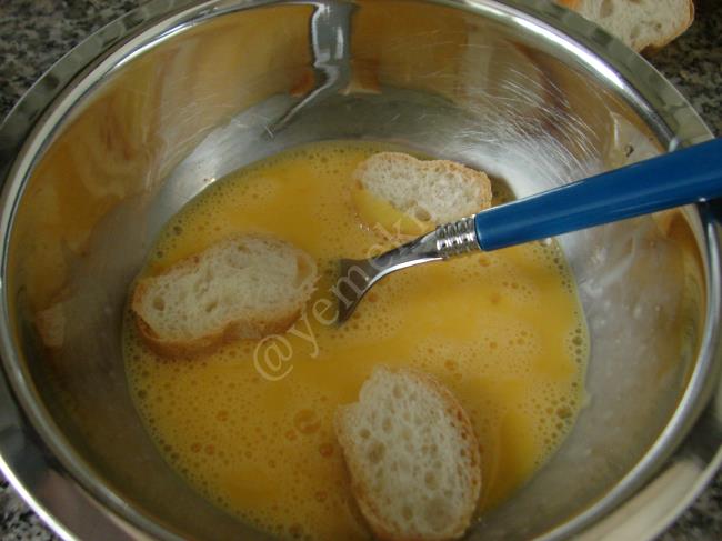 Sade Ve Baharatlı Yumurtalı Ekmek - Yapılışı (2/12) 