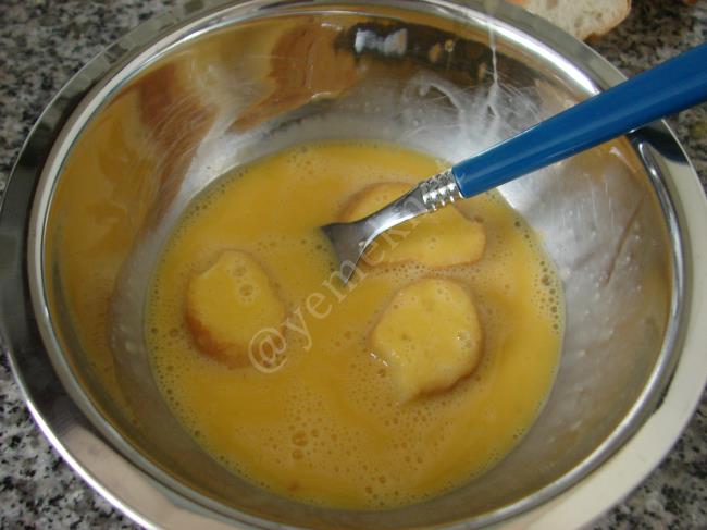 Sade Ve Baharatlı Yumurtalı Ekmek - Yapılışı (3/12) 