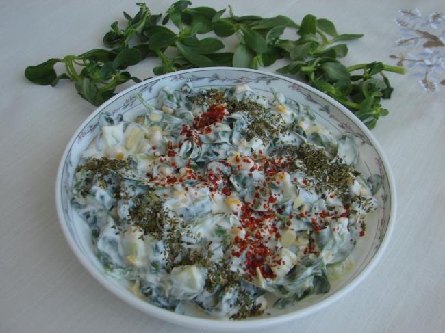 Yoğurtlu Semizotu Salatası - Yapılışı (6/12) 