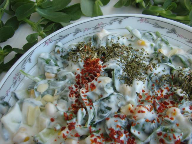 Yoğurtlu Semizotu Salatası - Yapılışı (8/12) 