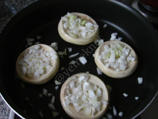 Zeytinyağlı İç Baklalı Enginar - Yapılışı (3/12) 