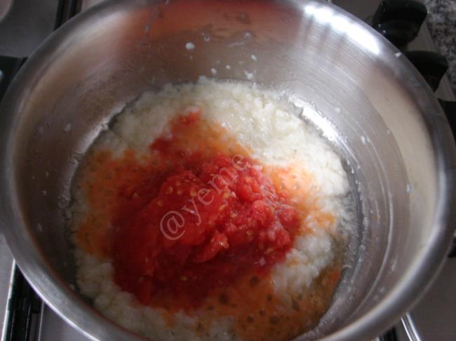 Domatesli Bulgur Pilavı - Yapılışı (3/12) 