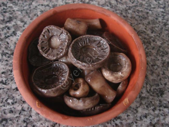 Güveçte Mantar Graten - Yapılışı (5/8) 