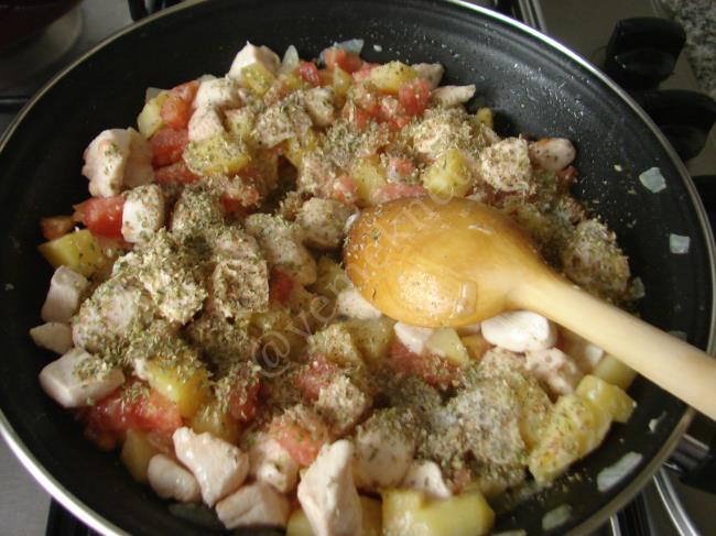 Güveçte Patatesli Tavuk - Yapılışı (6/16) 