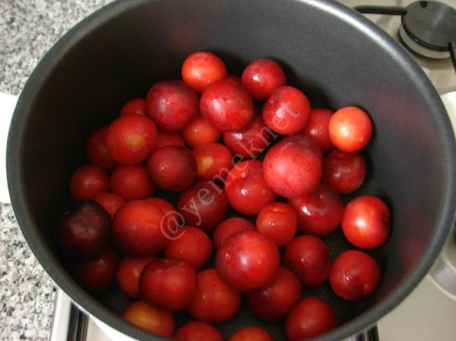 Kırmızı Erik Suyu - Yapılışı (2/12) 