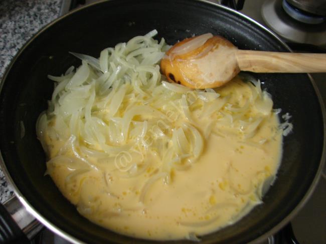 Kremalı Soğanlı Yumurta - Yapılışı (7/12) 