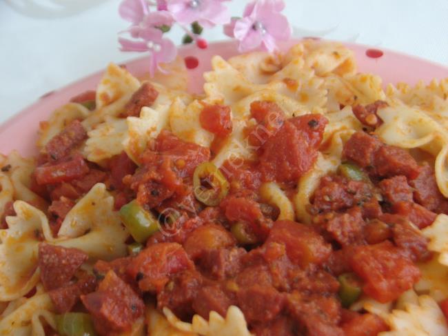 Sucuklu Domatesli Makarna - Yapılışı (10/12) 