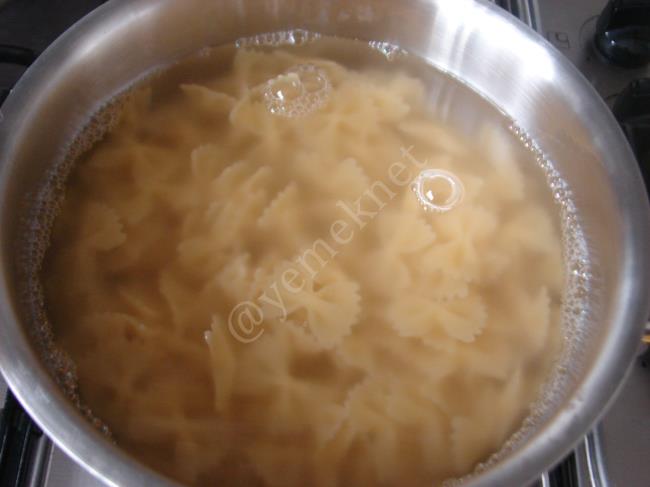 Sucuklu Domatesli Makarna - Yapılışı (2/12) 