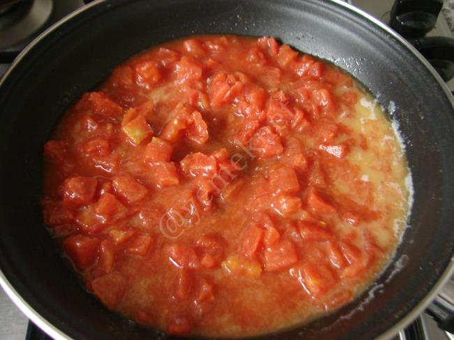 Sucuklu Domatesli Makarna - Yapılışı (3/12) 