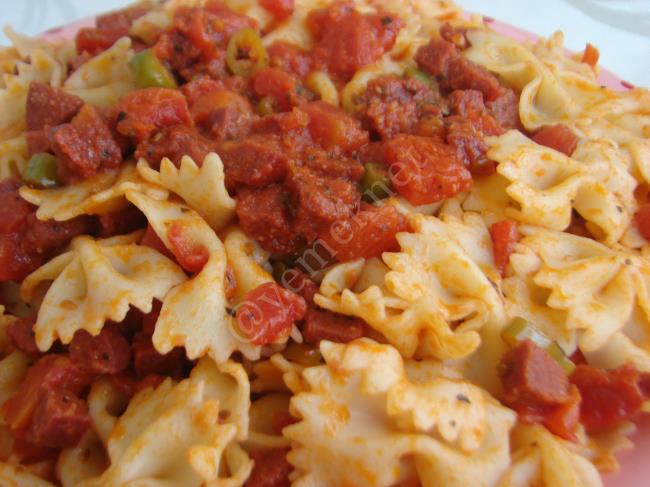 Sucuklu Domatesli Makarna - Yapılışı (9/12) 