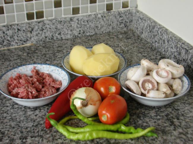 Kıymalı Mantarlı Patates Oturtma - Yapılışı (1/12) 
