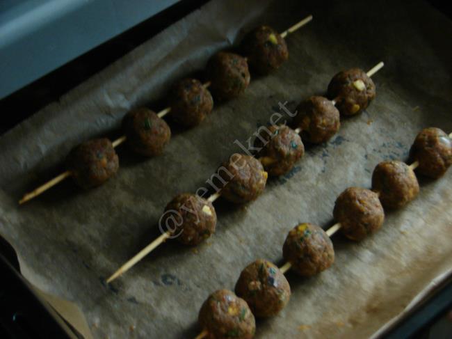 Fıstıklı Şiş Köfte - Yapılışı (7/12) 