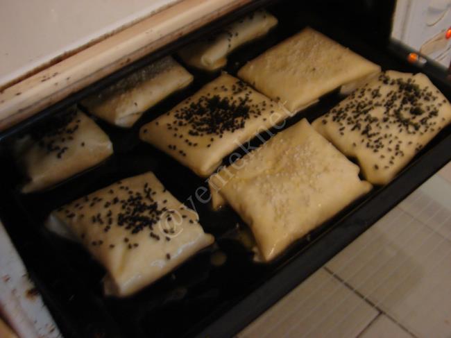 Peynirli Bohça Böreği (Hazır Yufka İle) - Yapılışı (16/20) 