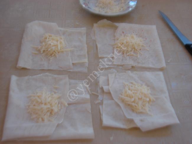 Peynirli Bohça Böreği (Hazır Yufka İle) - Yapılışı (8/20) 