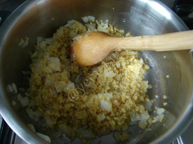 Tereyağlı Bulgur Pilavı - Yapılışı (4/12) 