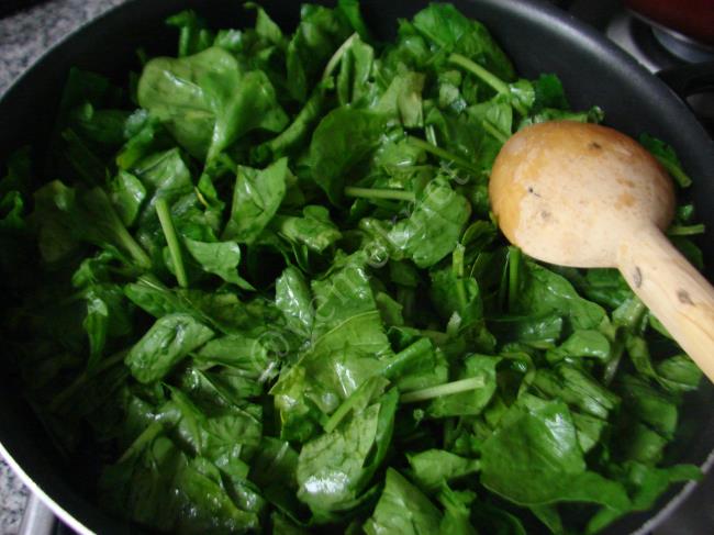 Güveçte Yumurtalı Ispanak - Yapılışı (3/12) 