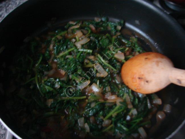 Güveçte Yumurtalı Ispanak - Yapılışı (5/12) 