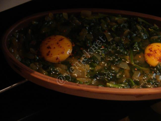 Güveçte Yumurtalı Ispanak - Yapılışı (7/12) 