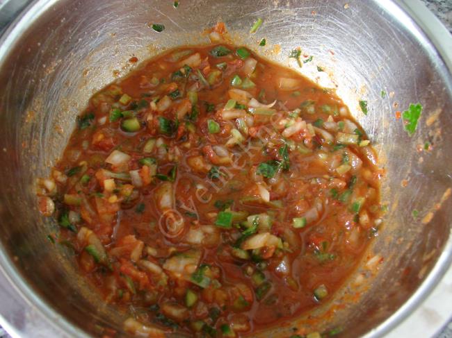 Acılı Ezme Salatası - Yapılışı (6/12) 