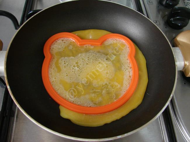Çocuklar İçin Ayıcıklı Omlet - Yapılışı (4/12) 