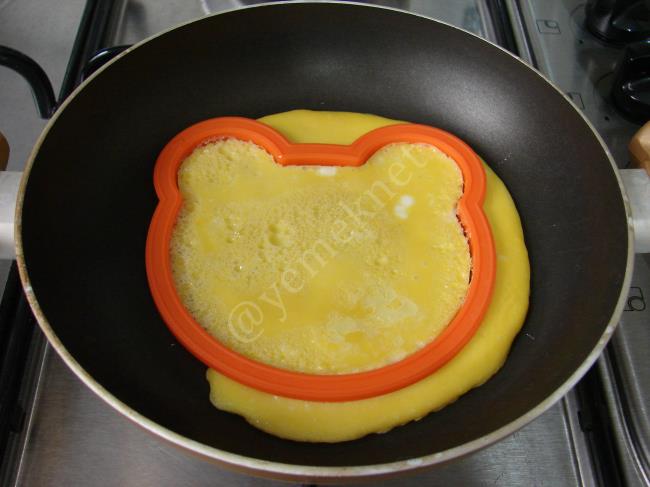 Çocuklar İçin Ayıcıklı Omlet - Yapılışı (6/12) 