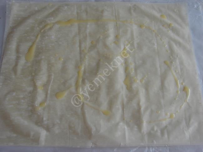 Baklavalık Yufkadan Börek - Yapılışı (3/16) 