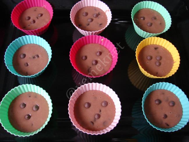 Çikolata Parçacıklı Kakaolu Muffin - Yapılışı (10/16) 