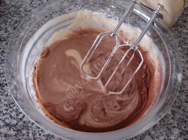 Çikolata Parçacıklı Kakaolu Muffin - Yapılışı (7/16) 