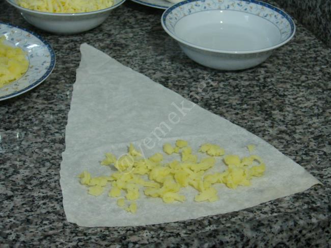 Patatesli Kaşarlı Sigara Böreği - Yapılışı (2/12) 