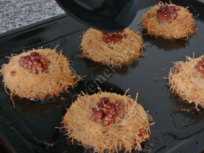 Cevizli Fincan Kadayıfı - Yapılışı (12/16) 