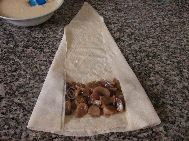 Mantarlı Rulo Börek - Yapılışı (7/12) 