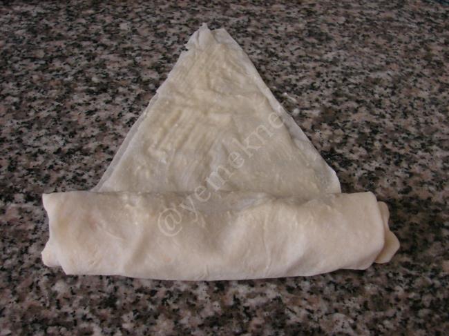 Mantarlı Rulo Börek - Yapılışı (8/12) 