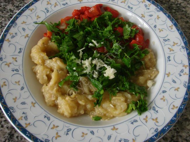 Közlenmiş Patlıcan Salatası - Yapılışı (3/8) 