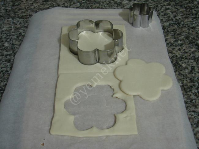 Krema Dolgulu Milföyler - Yapılışı (3/16) 