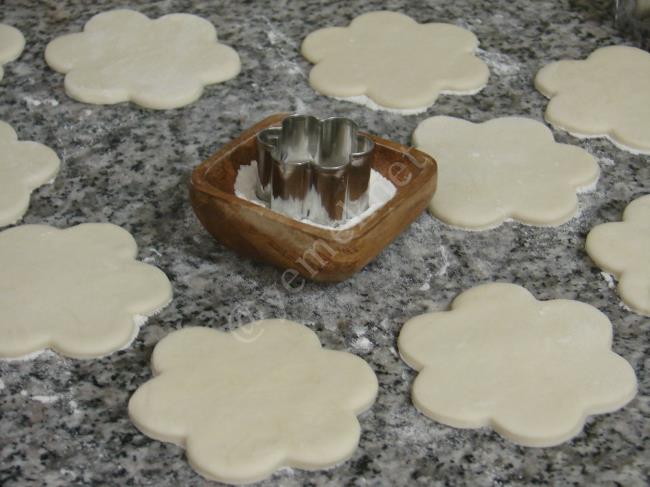 Krema Dolgulu Milföyler - Yapılışı (5/16) 