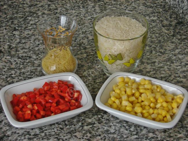 Kırmızı Biberli  Mısırlı Pilav - Yapılışı (1/8) 