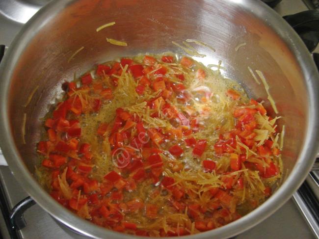Kırmızı Biberli  Mısırlı Pilav - Yapılışı (3/8) 