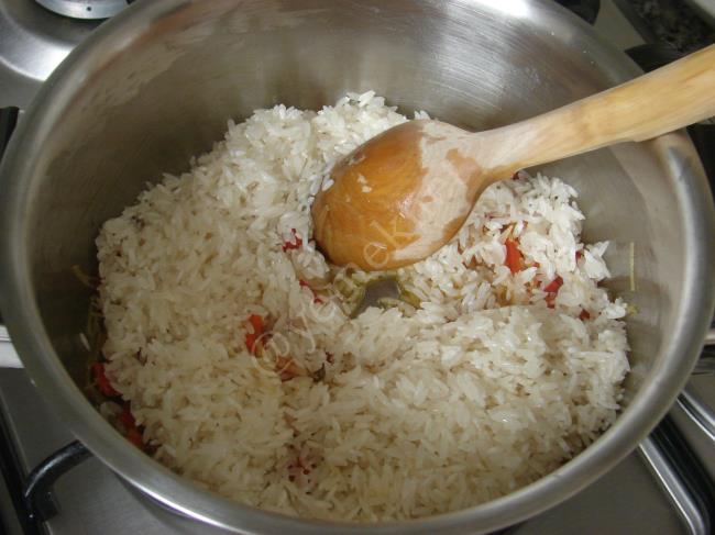 Kırmızı Biberli  Mısırlı Pilav - Yapılışı (4/8) 