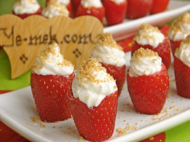 Bisküvili Şantili Çilek - Yapılışı (10/12) 