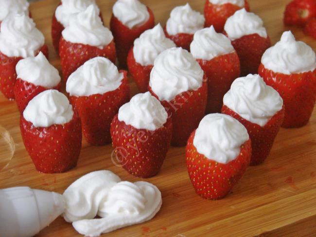 Bisküvili Şantili Çilek - Yapılışı (7/12) 