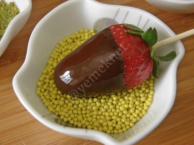 Çikolatalı Çilek  Buketi - Yapılışı (7/12) 