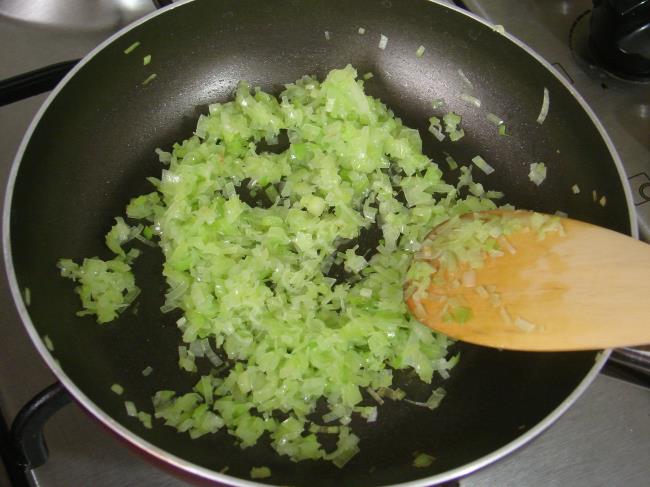 Peynirli Pırasalı Krep - Yapılışı (2/8) 