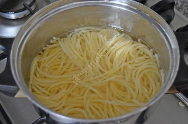 Bolonez Soslu Spagetti - Yapılışı (8/12) 