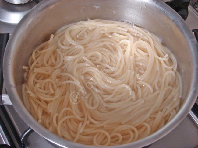 Domates Soslu Köfteli Makarna - Yapılışı (2/12) 